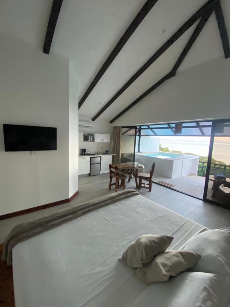 Akua Suites Ocean View Тарколес Экстерьер фото